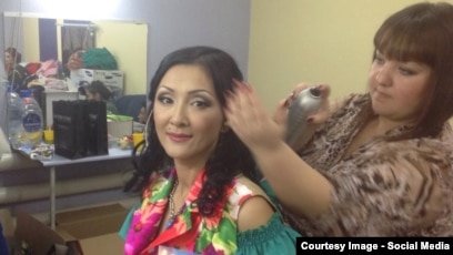 Келін қара жігітке минет жасайды