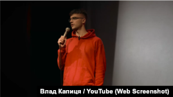 Капиця: зі мною все ок. Синяк, трохи здерта від дверей шкіра на руці, та зламані окуляри