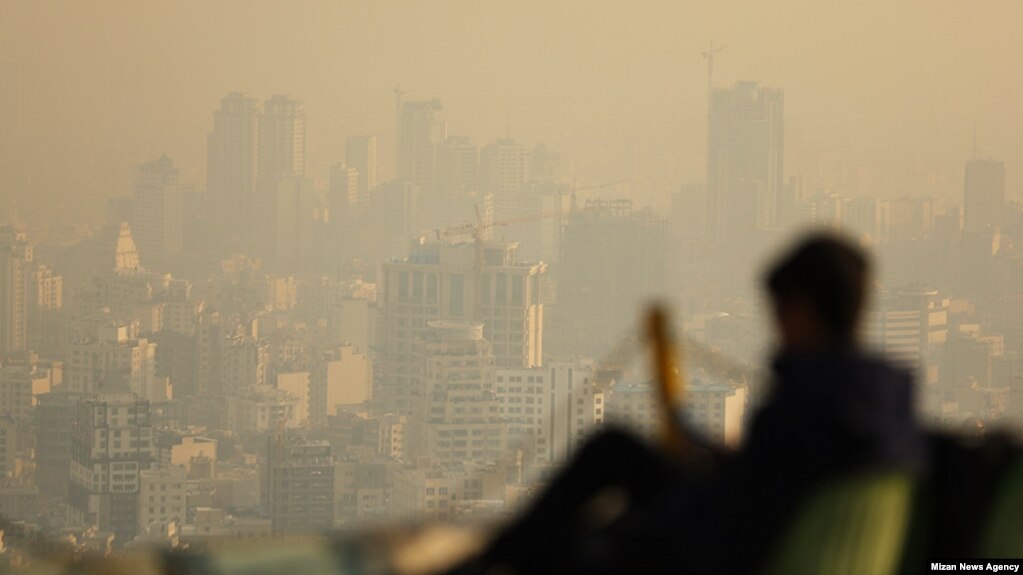 طی روزهای گذشته میزان آلودگی هوای تهران به ۱۶۵ رسیده که وضعیت بحرانی قلمداد می‌شود.
