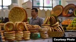 Хлеб в Таджикистане - основной продукт питания, но и на него цены постоянно растут 