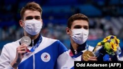 Токио-2020: орусиялык суучулдар - алтын медал ээси Евгений Рылов менен күмүш медал тагынган Климент Колесников. 