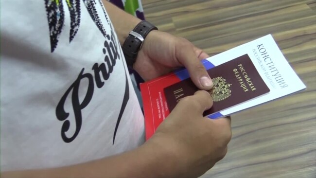 «Организации никакой»: Россия начала выдавать паспорта на Донбассе (видео)