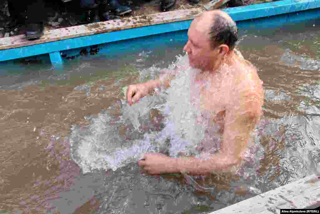 Христиане верят, что святая вода смывает все грехи.