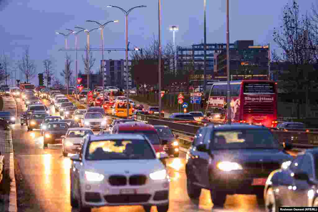 Kjo fotografi është realizuar në Prishtinë të shtunën e 14 shkurtit. Problemi i trafikut të rënduar në kryeqytet daton që moti, por zgjidhje për të ende nuk ka. 