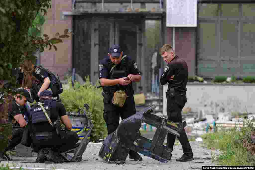 Слідчі досліджують двигун від російського «шахеда», який влучив у житловий комплекс у Подільському районі Києва. Подільський район, Київ, 1 вересня 2026 року