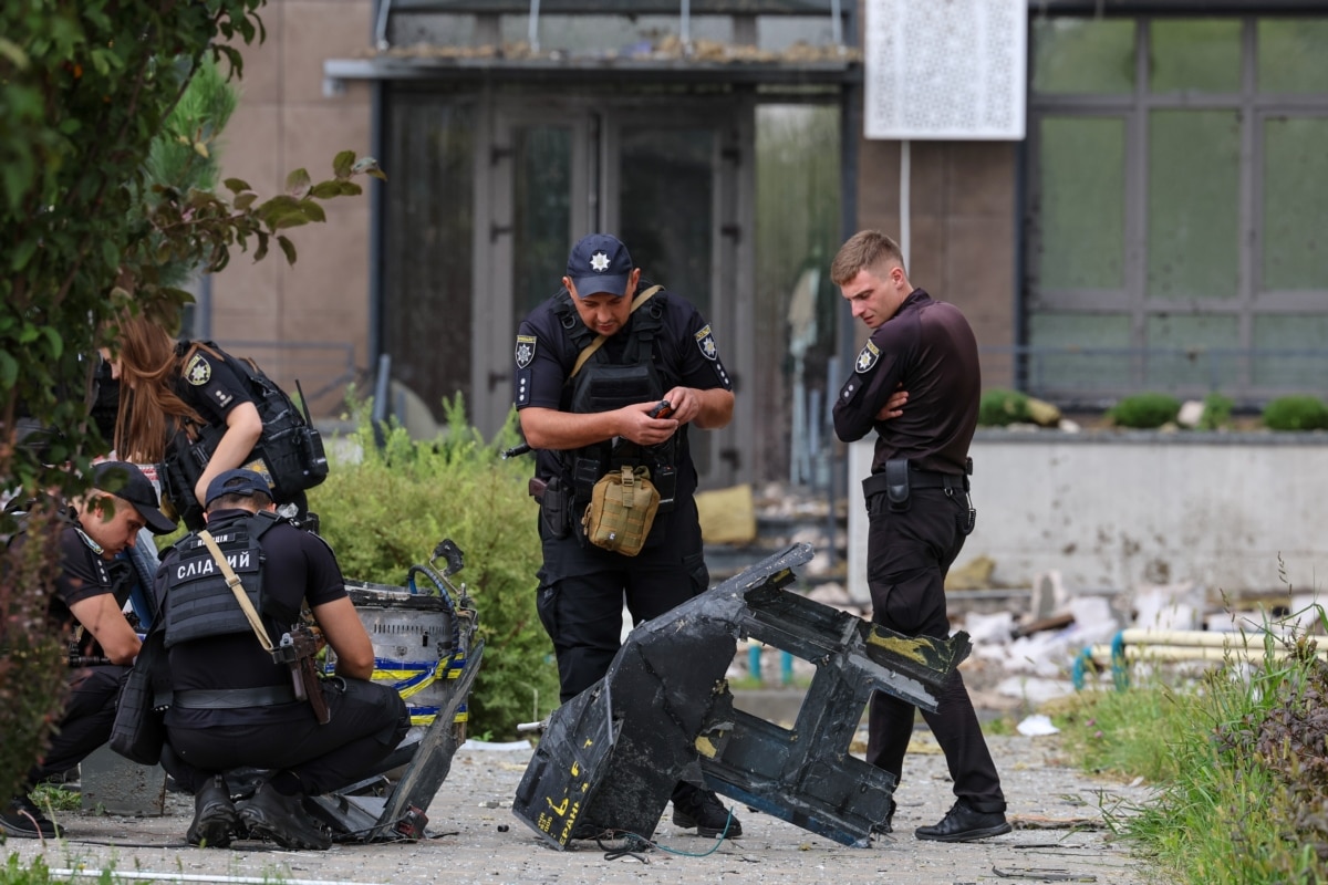Слідчі досліджують двигун від російського «шахеда», який влучив у житловий комплекс у Подільському районі Києва. Подільський район, Київ, 1 вересня 2026 року