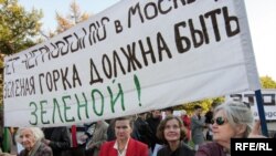 В Новопушкинском сквере часто выступают защитники исторического облика Москвы. Теперь в защите нуждается и сам сквер.