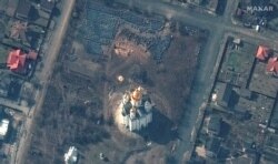 O imagine din satelit arată locul mormântului cu un șanț lung de aproximativ 14 metri, în partea de sud-vest a zonei din apropierea Bisericii Sfântului Andrei, Bucha, 31 martie 2022.