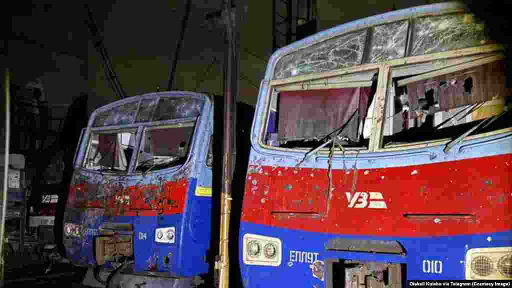 Mozdonyok Poltavában, Ukrajna középső részén, október 7-én, egy vasúti depót ért éjszakai orosz támadás után. Ez volt a legutóbbi azok közül, amelyek Ukrajna vasúti infrastruktúráját célozták