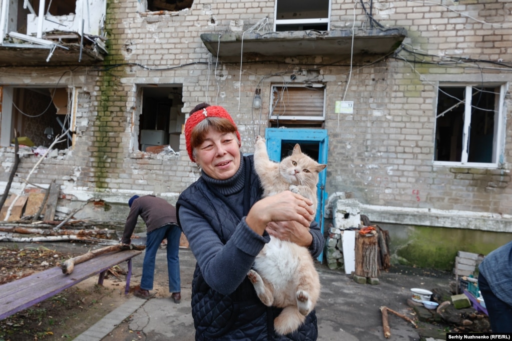 Rita me macen e saj në Avdijivka. Për fatin e tyre nuk dihet. Rreth 900 civilë ishin në Avdijivka në kohën e okupimit. Njerëzit jetonin në bodrume dhe përdornin ndihma humanitare për të mbijetuar kur ishte ende e mundur për t'i dhënë ato. Para luftës, rreth 30.000 njerëz jetonin në Avdijivka.