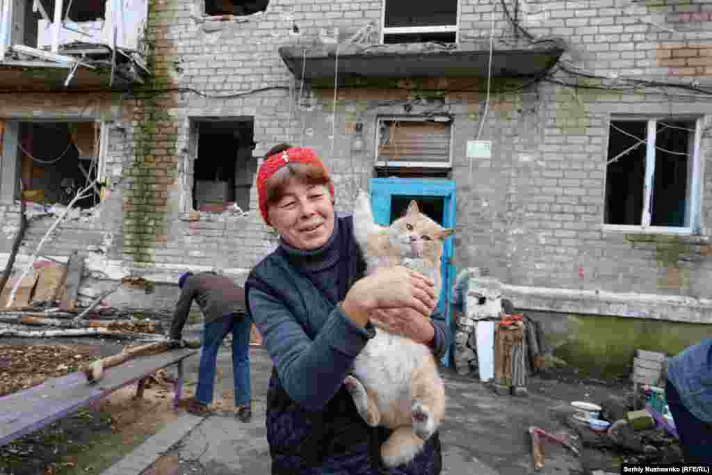 Rita sa svojom mačkom u Avdijivki. Njihova sudbina je nepoznata. U vrijeme okupacije u Avdijivki je bilo oko 900 civila. Ljudi žive u podrumima i dobijali su humanitarnu pomoć kada je još bilo moguće dostaviti je. Prije rata u Avdijivki je živjelo oko 30.000 ljudi.