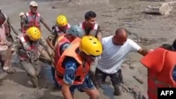 Echipele de salvare transportând o persoană în urma inundațiilor și alunecărilor de teren de proporții din Rasuwa.