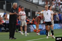 Antrenorul englez al Canadei, Bev Priestman, în timpul meciului de fotbal feminin din sferturile de finală dintre Canada și Germania, de la Jocurile Olimpice Paris 2024, în Marsilia, pe 3 august 2024.