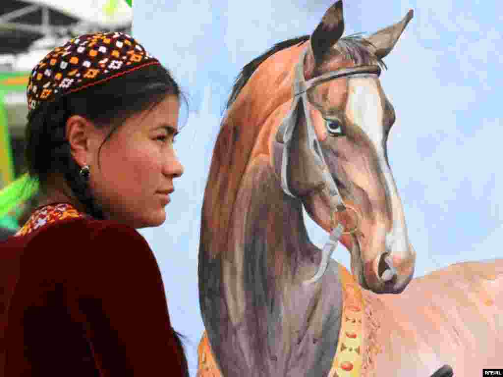 Çeperçilik mekdebiň studentkasynyň çeken atyň portrety