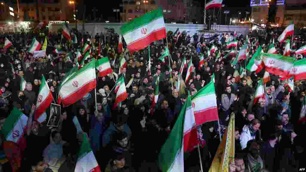 Iranci se okupljaju na Trgu Enqelab u Teheranu 8. aprila, reagirajući na vijest o privremenom prekidu vatre između Washingtona i Teherana.