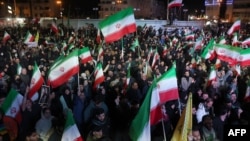 Iranci na trgu Enkelab u Teheranu 8. aprila nakon što je objavljeno privremeno primirje između SAD i Irana.