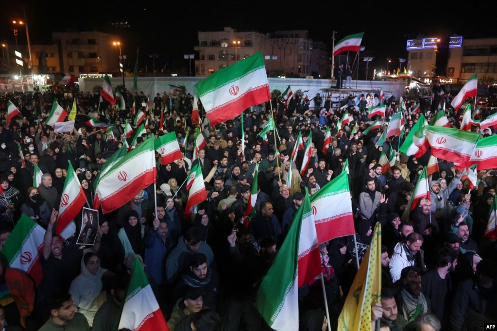 Iranianë të mbledhur në sheshin Enqelab në Teheran më 8 prill, pas njoftimit për arritjen e armëpushimit të përkohshëm mes Uashingtonit dhe Teheranit.