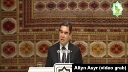 Ҳисоботда Туркманистонда президент Гурбангули Бердимуҳамедов “ҳаётнинг барча жиҳатини, жумладан, матбуотни мутлақ назорат қилиши ва улар ёрдамида шахсга сиғинишни тарғиб қилаётгани” айтилади.