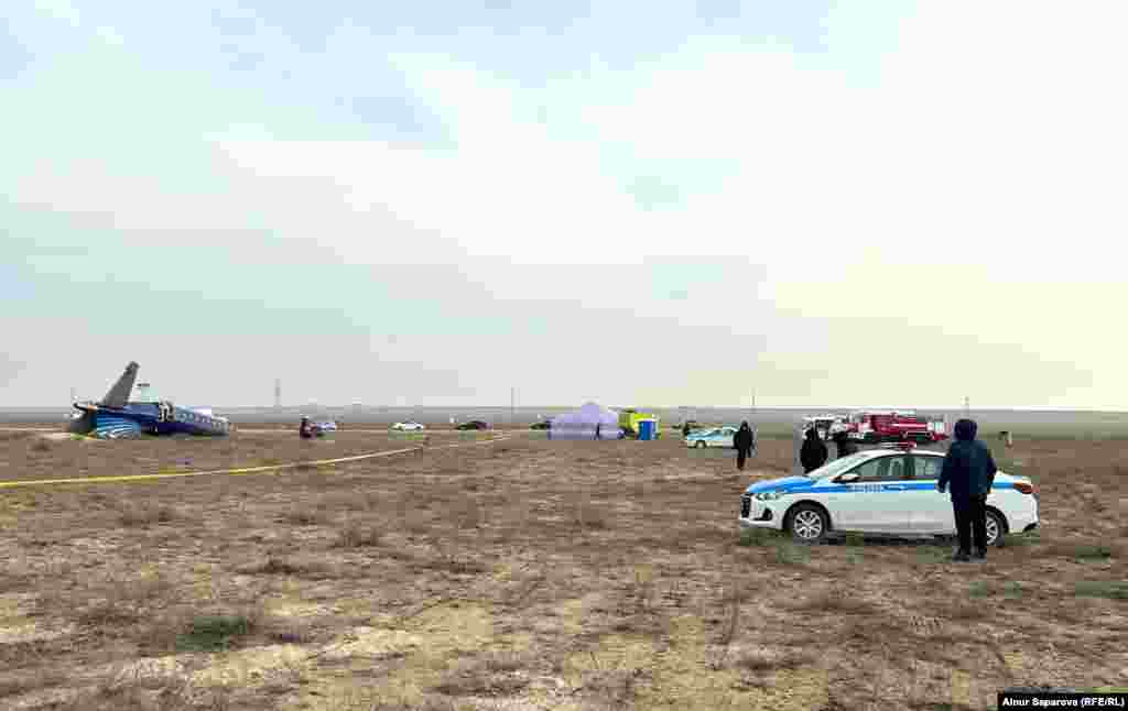 Апаттан тірі қалған жолаушылардың бірі ұшақта отырған кезінде сырттан әлдебір қатты дыбыстар естіліп, соққылар сезілгенін, әуеде қатты шайқалып кеткен ұшақта тесік пайда болғанын, жолаушылардың кейбірі денесіне әлдебір зат тиіп, жарақатын ауырсына айғайлағанын журналистерге айтып берді.