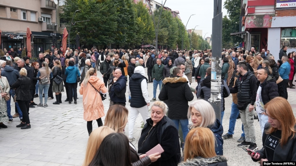 Nga qendra e Mitrovicës së Veriut, qytetarët - së bashku me zyrtarë të Listës Serbe - kanë shkuar kolektivisht për të votuar.Edhe më herët ka qenë praktikë që punonjësit në institucionet e Serbisë në Kosovë, të votojnë në mënyrë kolektive.
