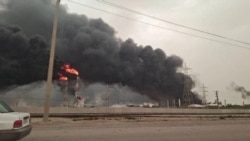 دود پس از انفجار در منطقه پتروشیمی ماهشهر، روز شنبه