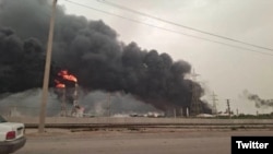 دود ناشی از بمباران مجتمع پتروشیمی ماهشهر از سوی ارتش اسرائیل که موجب توقف فعالیت آن شده است