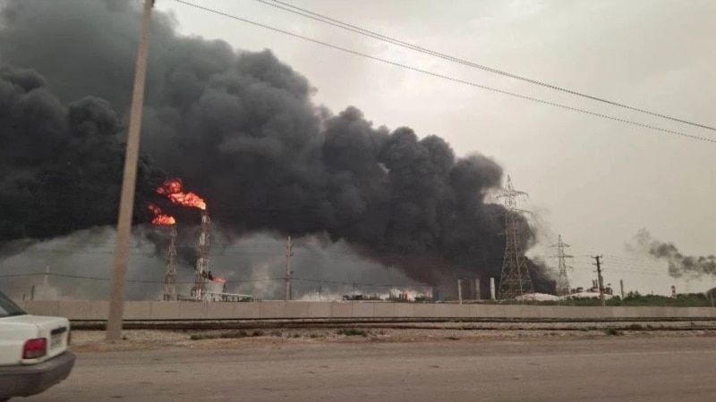 مجتمع‌های پتروشیمی در ماهشهر و بندر امام هدف حملات هوایی قرار گرفتند