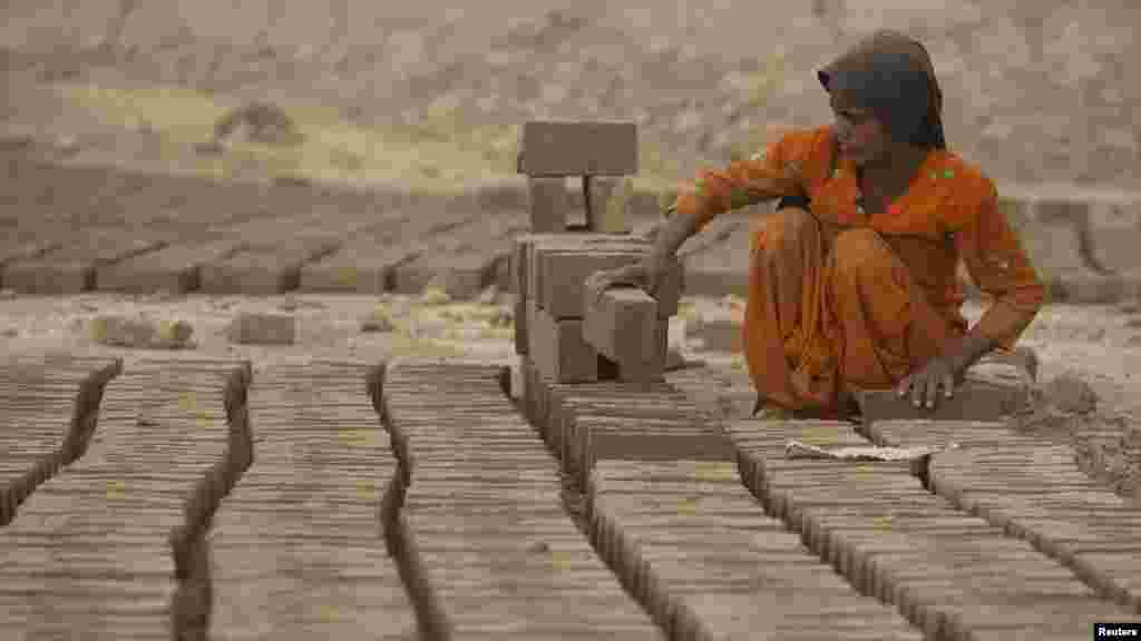 Pakistan - Djevojčica zaposlena u ciglani u predgrađu Islamabada, 2. juli 2012. Foto: REUTERS / Faisal Mahmood 