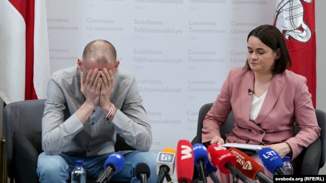 Сьвятлана і Сяргей Ціханоўскія на прэс-канфэрэнцыі вызваленых беларускіх палітвязьняў у Вільні пасьля пытаньні пра сустрэчу зь дзецьмі