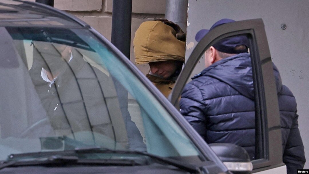 Jurnalistul american Evan Gershkovich părăsește pe 30 martie tribunalul din Moscova care l-a acuzat de spionaj și a aprobat arestarea sa preventivă până la sfârșitul lunii mai. 