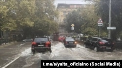 Потоп на улицах Ялты во время шторма в октябре 2026 года