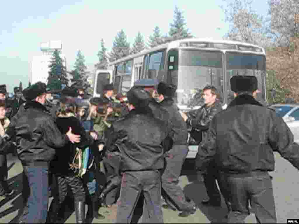 Полиция арестовала активистов демонстрации протеста, ворвавшихся в городской акимат. Алматы, 10 декабря 2008 года. - Полиция арестовала активистов демонстрации протеста, ворвавшихся в городской акимат. Алматы, 10 декабря 2008 года.