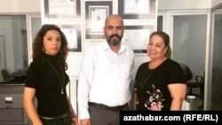 "Türkpermit" atly hukuk geňeşdarlygy firmasynyň ýolbaşçysy Murat Erşahin türkmen migrantlary bilen.