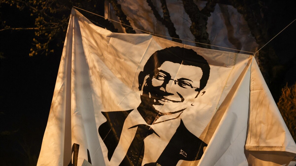 მასობრივი დემონსტრაციების მიუხედავად, სტამბოლის მერს პატიმრობა შეუფარდეს