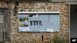 „Bardella, nu te vom vota”, scrie pe un panou din Gazeran, la sud de Paris. Jordan Bardella este candidatul la postul de premier al extremei-drepte, împotriva căreia se coalizează în aceste zile forțele moderate. 