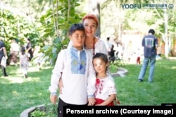 Українська волонтерка Світлана Дзюма-Чан з дітьми