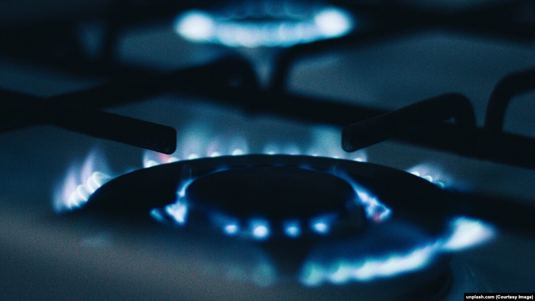 Pe lângă plafonarea prețului la energie electrică și gaze, a fost ridicat și nivelul de compensare. Asupra unui singur lucru nu a căzut coaliția de acord: data aplicării măsurilor, după ce PSD a cerut aplicarea lor retroactivă.