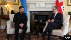 Prim-ministrul britanic Keir Starmer (dreapta) vorbește cu președintele Ucrainei, Volodimir Zelenski, în timpul unei întâlniri în Downing Street nr. 10 de pe 17 martie 2026