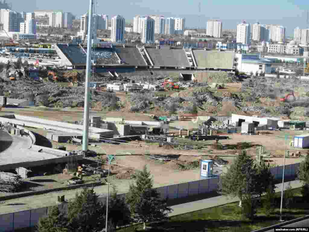 Olimpiýa stadiony sökülýär