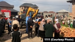 Ак-Ордо-3 конушундагы мыйзамсыз үйлөрдү бузуу учуру.  Активист Мирбек Осмонов жиберген сүрөт 