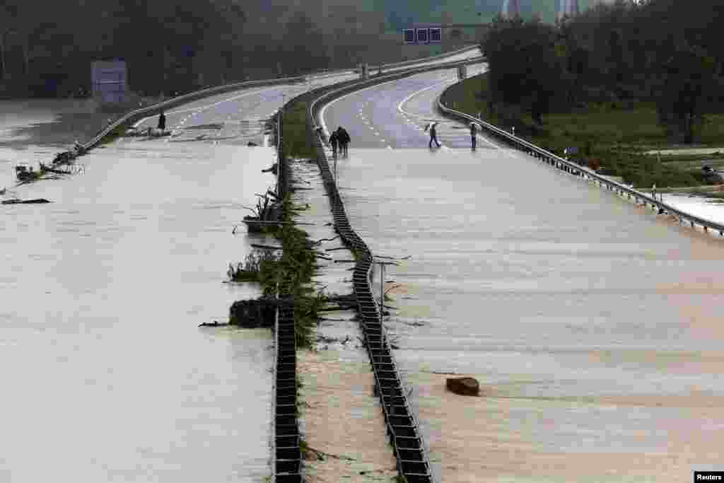 Autostrada A8 care leagă Muncgenul de Salzburg, inundată la Grabenstaett, 3 iunie 2013