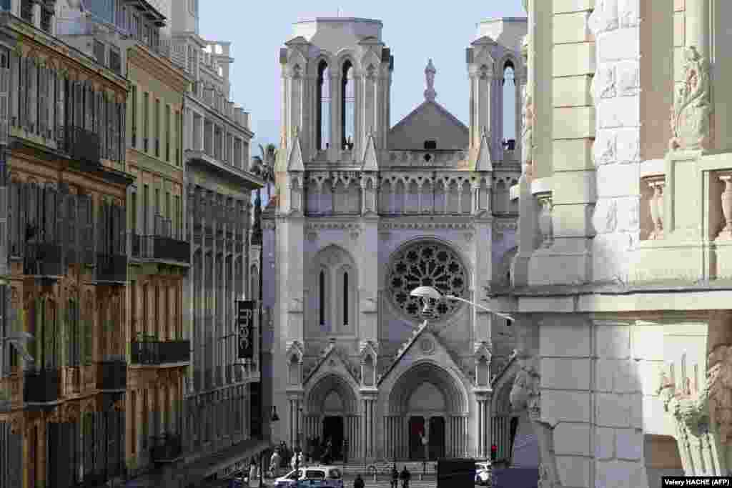 Pripadnici elitne francuske taktičke jedinice RAID ulaze da pregledaju Notre Dame. &nbsp;