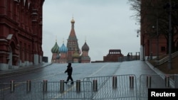 یو امنیتی سرتېری د مسکو له سرې څلور لارې سره نېږدې تېرېږي - د مارچ ۲۳مې انځور.