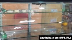 Aşgabatda bir azyk dükanynda satylýan et önümleri