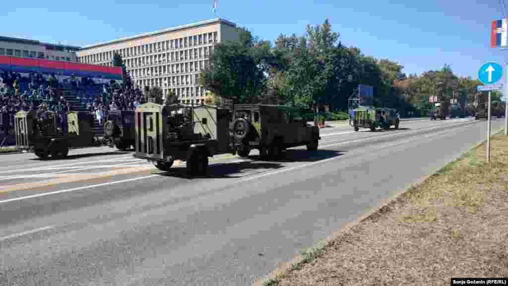 Дел од воената опрема на српската војска дефилира пред почесните гости на парадата.