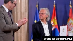 Vučić (levo) je uručio Handkeu (desno) jedno od najviših odlikovanja države Srbije, Beograd (9. maj 2021.)