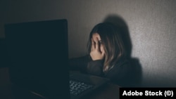 O modificare la Codul penal introduce pedepse pentru persecutarea sistematică a unei persoane, inclusiv prin rețelele de socializare. Imagine simbol
