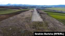 Kështu duket pista e aerodromit të braktisur në Skenderaj.