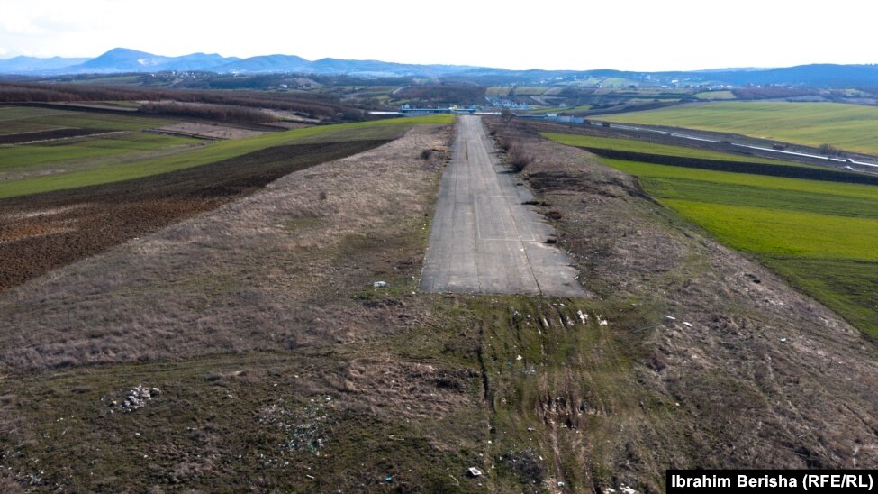 Kështu duket pista e aerodromit të braktisur në Skenderaj.