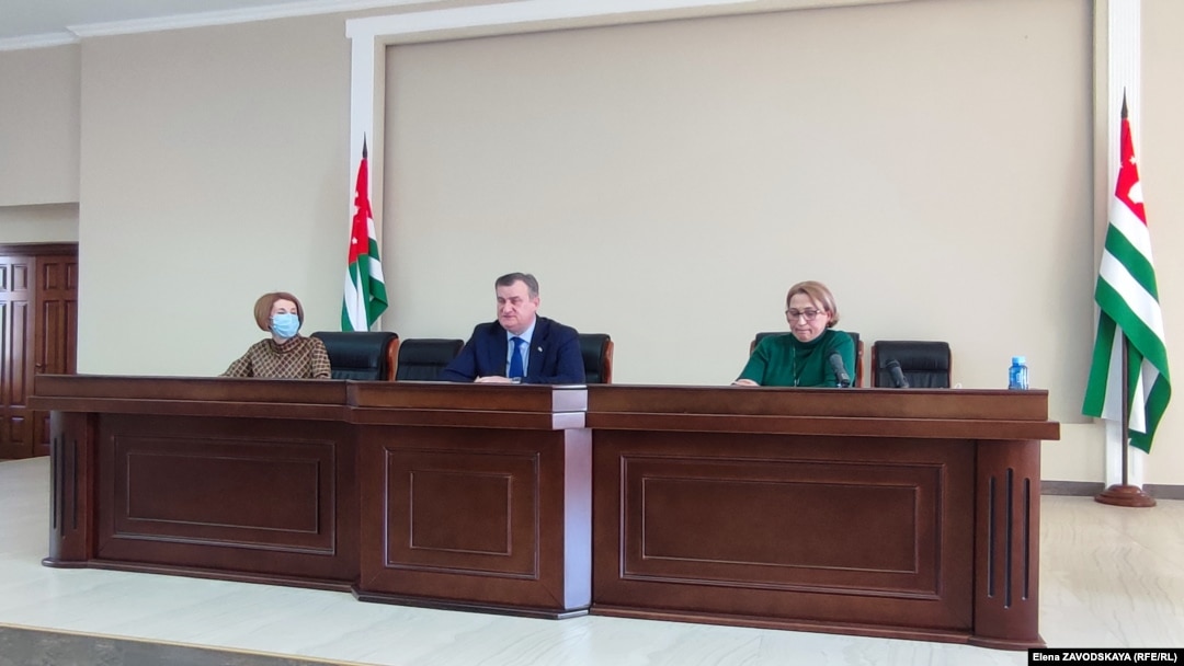 Слева направо: Алиса Матуа, Эдуард Бутба и Ирма Воуба